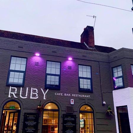Oyo Ruby Pub & Hotel Hove Buitenkant foto
